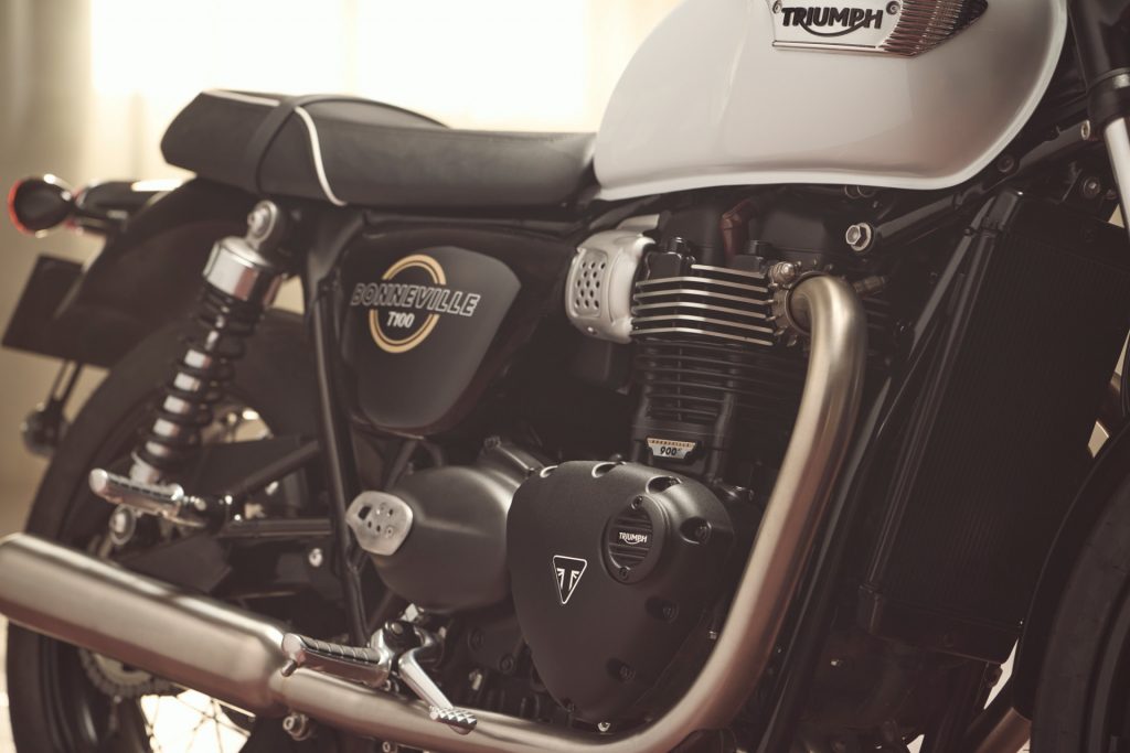 close-body-crop-modern-triumph-bonneville-T100