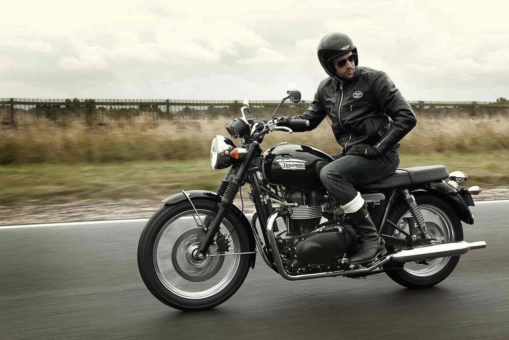 triumph-bonneville-2013-T100-male-rider-country-road
