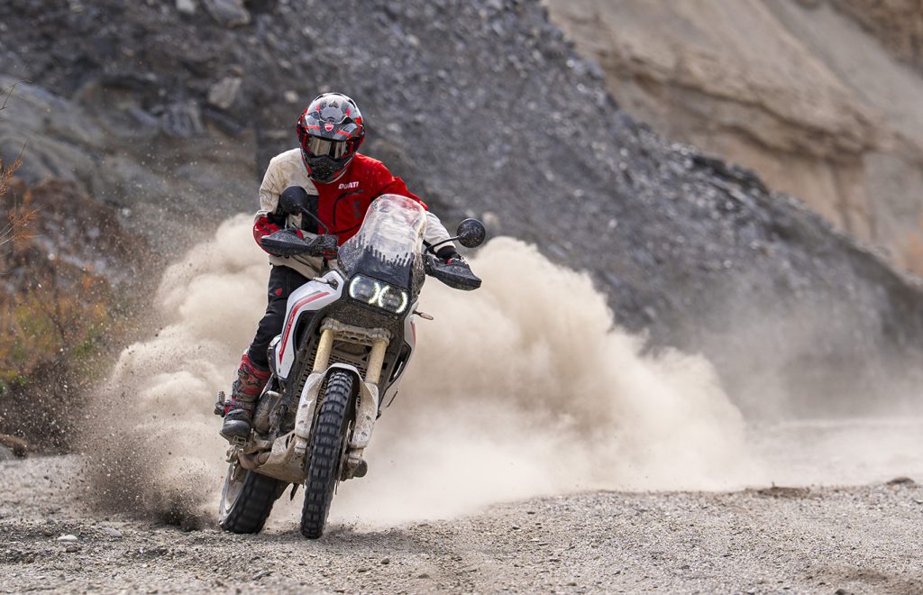 rider-on-desert-x-v2-tail-spinning-on-gravel-trail